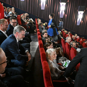 Petr Fiala seděl hned za Donutilovými.