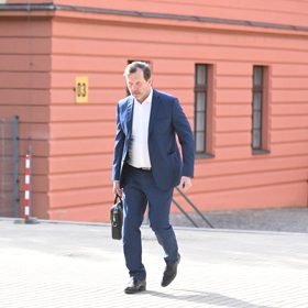 Ačkoliv se zdálo, že bývalí partneři zakopali válečnou sekeru, otec malé Rozárky podal další žalobu.