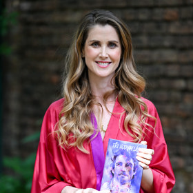 Jana Bernášková se svou knihou Tři hodiny lásky.