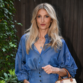 Modelka vynesla monochromatický denimový look, který doplnila jednoduchým, ale výrazným a důležitým doplňkem v podobě luxusní kabelky.