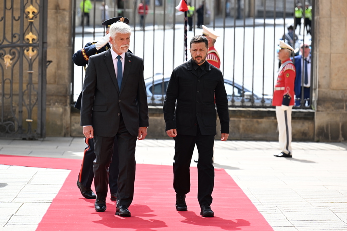 Prezident Petr Pavel slavnostně uvítal ukrajinského prezidenta Volodymyra Zelenského na Pražském hradě.
