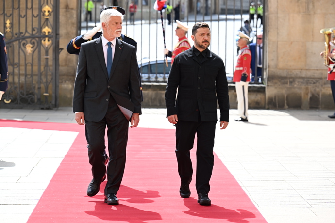 Prezident Petr Pavel slavnostně uvítal ukrajinského prezidenta Volodymyra Zelenského na Pražském hradě.