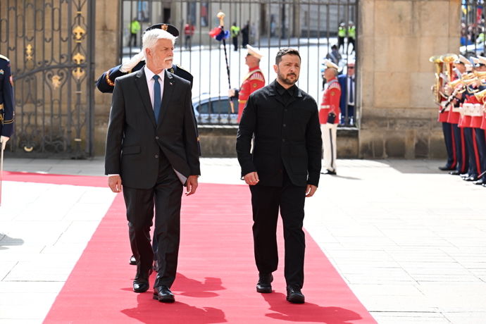 Prezident Petr Pavel slavnostně uvítal ukrajinského prezidenta Volodymyra Zelenského na Pražském hradě.