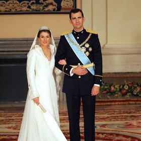 Novinářka Letizia si brala španělského korunního prince Filipa v šatech od Manuela Pertegaze za neuvěřitelných 178 milionů korun.