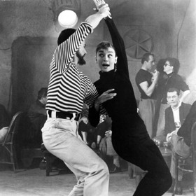 Elegantní a nestárnoucí černý monochromatický look se objevil i ve filmu Funny Face. Audrey Hepburn tam svoje oblíbené baleríny vyměnila za mokasíny, které jsou letos také v kurzu