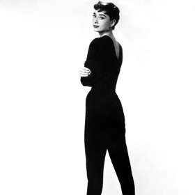 Capri kalhoty byly součástí ikonických filmových outfitů Audrey Hepburn. Ten na snímku herečka vynesla ve filmu Sabrina.