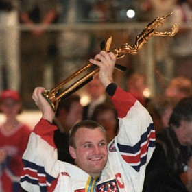 Centr Robert Reichel patří mezi to nejlepší, co český hokej kdy vyprodukoval. Jako kapitán byl u tří titulů mistra světa. Zlatou jízdu zahájil s týmem trenéra Luďka Bukače na šampionátu ve Vídni 1996.