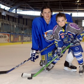 Martin Procházka je také dvojnásobným tátou. S exmanželkou má syny Martina (na snímku) a Šimona. Jak vidno, hokej jim také není cizí, byť jako děti se raději věnovali florbalu.