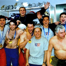 Slavná litvínovská parta, která stála za úspěchy českého hokeje na přelomu milénia. Robert Reichel zezadu diriguje (zleva) kapitána olympijských vítězů Vladimíra Růžičku, svého parťáka z levého křídla Roberta Langa, obránce Jiřího Šlégra, dalšího spoluhráče z lajny Martina Ručinského a útočníka Josefa Beránka. Vpravo dole je jistí polonahý trenér olympijských vítězů Ivan Hlinka.