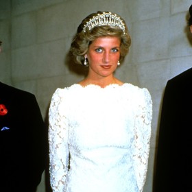 Pozornost ve čtvrtek poutaly také náušnice Kate Middleton, které si vypůjčila ze šperkovnice zesnulé tchyně. Diana je dostala od klenotnictví Collingwood ještě před svatbou s princem Charlesem v roce 1981 a měla je na sobě při mnoha příležitostech. Například na slavnostní večeři na britské ambasádě v USA roku 1985.