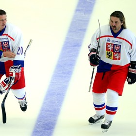 David Moravec patřil na přelomu milénia k reprezentačním stálicím. Na mistrovstvích světa v Norsku 1999 a Německu 2001 se s týmem radoval ze zlatých medailí. Na snímku se spoluhráčem z lajny Martinem Procházkou během exhibičního utkání hvězd z Nagana.