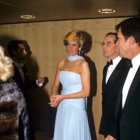 Dětsky modrá róba bez ramínek a s bondeau korzetem pocházela z dílny Catherine Walker a v kombinaci se šifonovým šátkem udělala z Diany hvězdu festivalu.