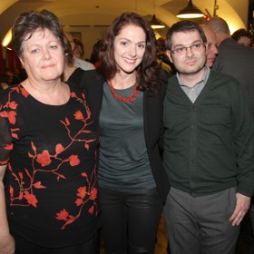 Klára Issová se svou maminkou a bratrem. Do společnosti společně příliš často nechodí. 