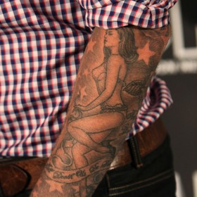 Jedno z vyznání lásky Davidově manželce Victorii. Její podobizna v prádle podle snímku z časopisu Pop z roku 2004.