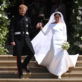 Meghan Markle si v roce 2018 brala prince Harryho v šatech Givenchy za 3,3 milionu korun.