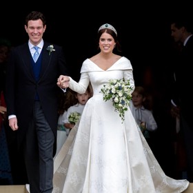 V říjnu 2018 měla svatbu také princezna Eugenie, jejímž vyvoleným se stal marketér Jack Brooksbank. Šaty z dílny Petera Pilotta a Christophera de Vose stály 5,9 milionu korun.