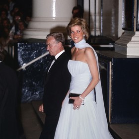 "Kellyovskou" róbu oblékla Diana ještě roku 1989 u příležitosti premiéry muzikálu Miss Saigon. Pár měsíců před smrtí ji pak dala do dražby.