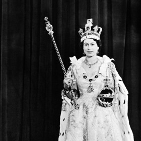 Šaty během korunovace doplnila ještě dlouhou sametovou vlečkou a samozřejmě korunovačními klenoty.