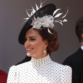 Ostatně, stejnou kombinaci (a stejné šaty od Alessandry Rich jako ve čtvrtek) měla na sobě už i Kate, a to v červnu 2023 na hradě Windsor.