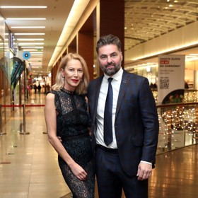 Jak už předestírá předchozí fotka z roku 2023, David Moravec se na "stará kolena" zbavil své pověstné hřívy a začíná daleko víc myslet na to, jak vypadá. Zřejmě za tím stojí jeho přítelkyně, novinářka Markéta (na snímku).