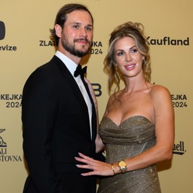 Tomáš Kundrátek s manželkou Alannah během slavnostního vyhlášení ankety Zlatá hokejka 2024. Doma mají dva syny, Hudsona a Jaggera. 