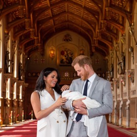 Princ Archie se narodil 6. května 2019 v Londýně. Tehdy ještě jeho rodiče Meghan Markle a princ Harry byli na plný úvazek členy britské královské rodiny.