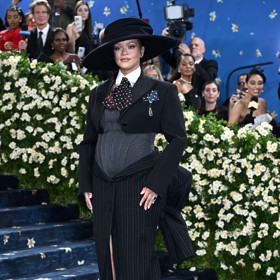 Zpěvačka Rihanna oznámila třetí těhotenství na Met Gala. 