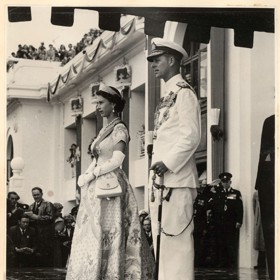 Korunovační šaty, přirozeně už bez vlečky, pak královna oblékla ještě šestkrát. Například při slavnostním otevření parlamentu v Canbeře roku 1954. 