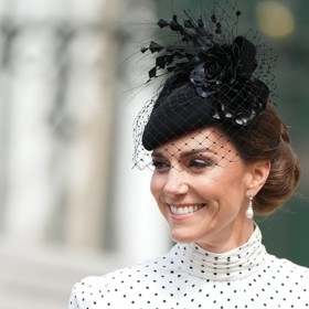 Ačkoliv má Kate, co se týče oblečení, jiný vkus, tentokrát oblékla outfit ve stylu své zesnulé tchyně. Tedy puntíkovanými šaty a také náušnice, která Diana milovala nade vše.