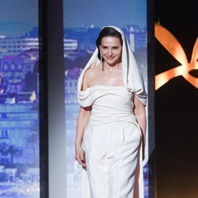Francouzská herečka Juliette Binoche předsedá porotě letošního ročníku filmového festivalu v Cannes, a tak nešetří stylovými outfity. Na zahájení si vybrala tento šik overal s kapucí v aktuálně populárním krémovém odstínu.
