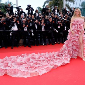 Modelka Heidi Klum si s přísnějšími pravidly dress code příliš nelámala hlavu a na červený koberec vyrazila v opulentní róbě připomínající květinu.