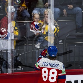 David Pastrňák ani na ledě nezapomínal, že má v publiku svoji manželku a milovanou dcerku. Měly na sobě česko-švýcarské dresy.