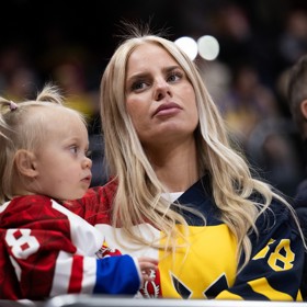 Manželka Davida Pastrňáka, Rebecca Rohlsson, navštívila s dcerkou Freyou Ivy také zápas Česka proti Švédsku.