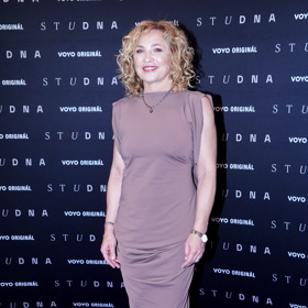 Tlumené barvy budou zralým ženám velmi dobře slušet. Na snímku je režisérka Tereza Kopáčová, které byste nejspíš ani 55 netipovali. 