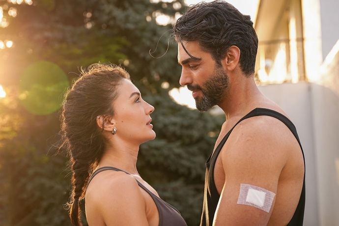 Şükrü Özyıldız a Burcu Özberk se do sebe zamilují.