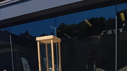 FOTO: Pieta za Jiřího Bartošku před hotelem Thermal.