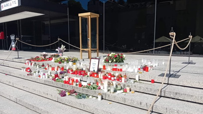 FOTO: Pieta za Jiřího Bartošku před hotelem Thermal.