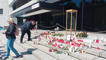FOTO: Pieta za Jiřího Bartošku před hotelem Thermal.