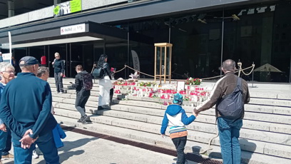 FOTO: Pieta za Jiřího Bartošku před hotelem Thermal.