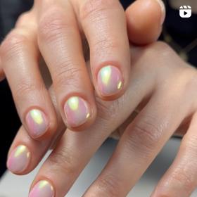 O svůj oslnivý lesk chromová manikúra nepřichází, je ale mnohem decentnější.