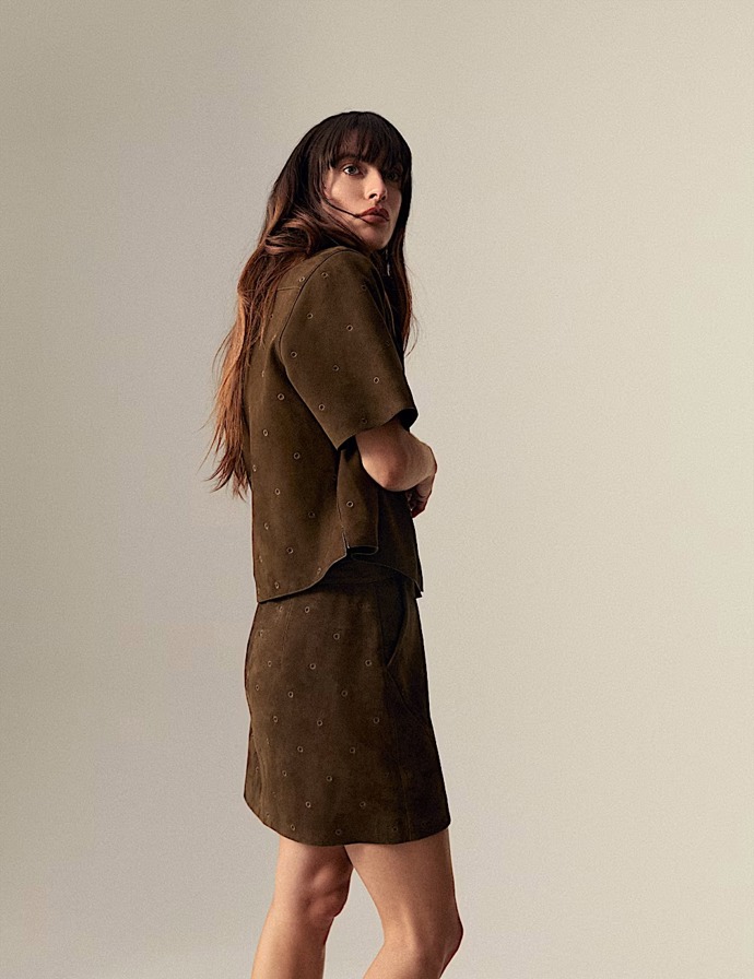 Semišová vyšívaná úzká mini sukně, Marks&Spencer, 5499 Kč