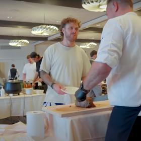 David Pastrňák si jde pro večeři.