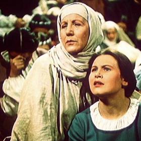 Marie Tomášová (vpravo) ve filmu Jan Hus. 