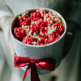 Další alternativou jsou i růže ze svíček. Speciální květinový box od firmy SOJKA stojí 990 Kč