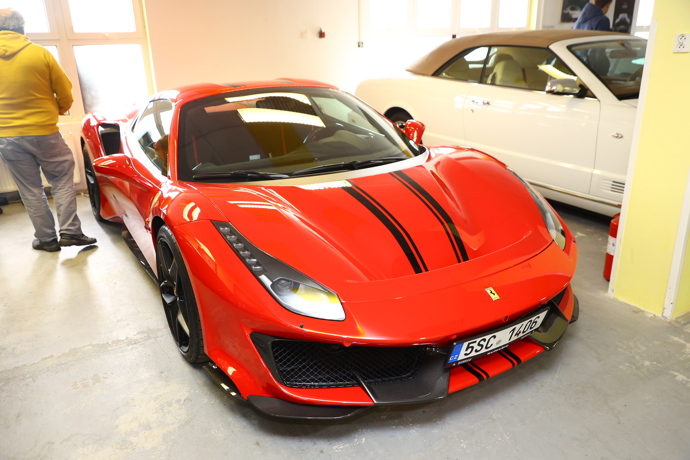 Červené Ferrari.