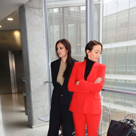 Agáta Hanychová s Ornellou u soudu.