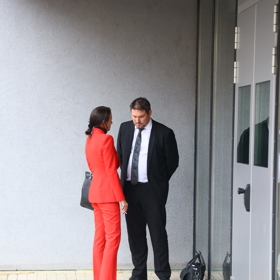 Agáta Hanychová se radí před soudní budovou.