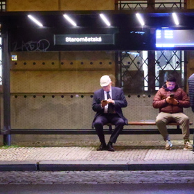 Petr Kostka vytáhl telefon. 