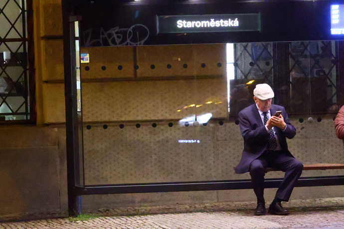 Petr Kostka se nemohl odlepit od telefonu. 