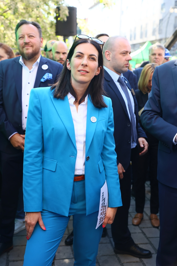 Markéta Pekarová Adamová v modrém kostýmku.